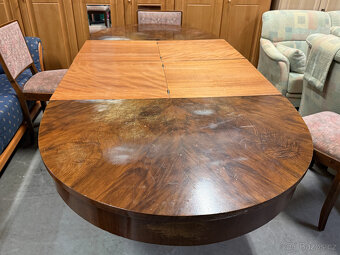 Rozkládací jídelní oválný stůl a čtyři židle - 17