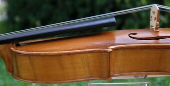 Staré housle s silným zvukem - 17