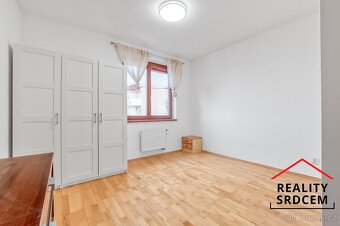 Pronájem prostorného bytbytu 4+kk s balkónem, lodžií i parko - 17