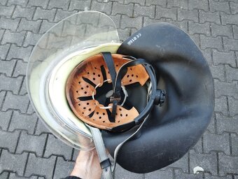 Stará německá hasičská helma ve tmě svítí, flurescenčni - 17