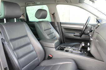 Volkswagen Touareg 3.0 TDI V6 / KAMERA / TAŽNÉ - 17