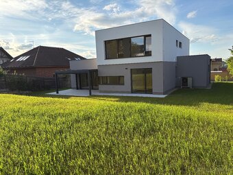 Luxusní novostavba s velkou zahradou - do 30min P+R Chodov - 17