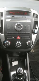 Kia Ceed kombi 1.6 CRDi , r. 2010 facelift, servis, STK, atd - 17