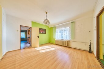 Prodej domu se 2 bytovými jednotkami, garážemi a dílnami - 17