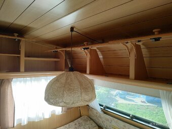 Karavan Dethleffs camper se stanem a zimní plachtou - 17