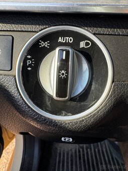 Mercedes Benz E200 - pěkný stav, po velkém servisu - 17