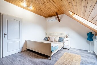 Vícegenerační rodinný dům 6+1 s bazénem - 17