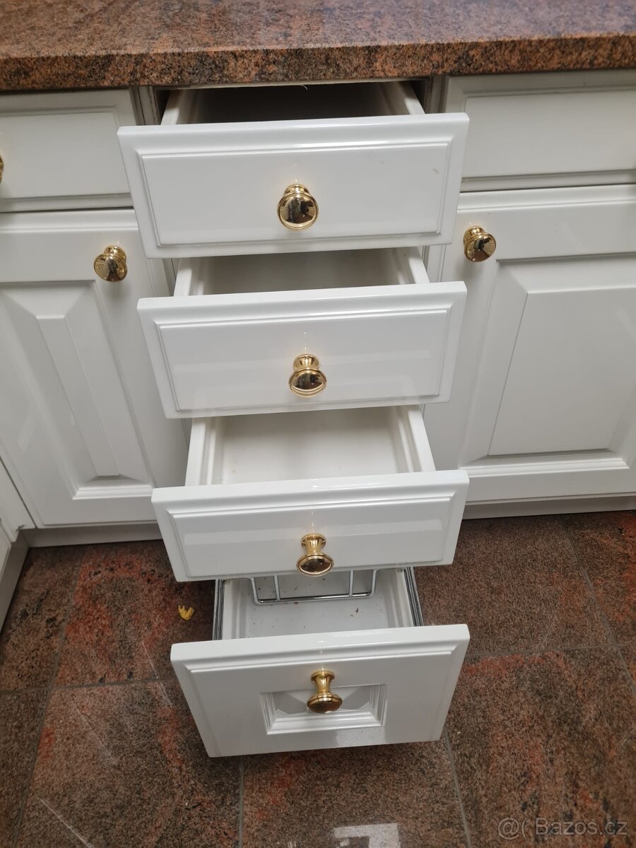 Krásná moderní kuchyňská linka se spořebiči - 18