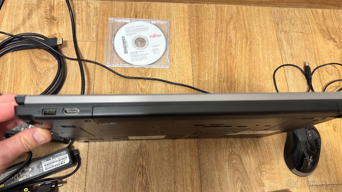FUJITSU LIFEBOOK E756 s příslušenstvím - 18