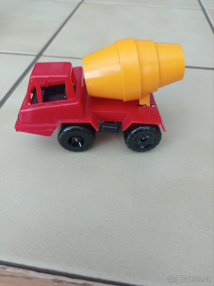 Plechové autíčko a jiné hračky - 18