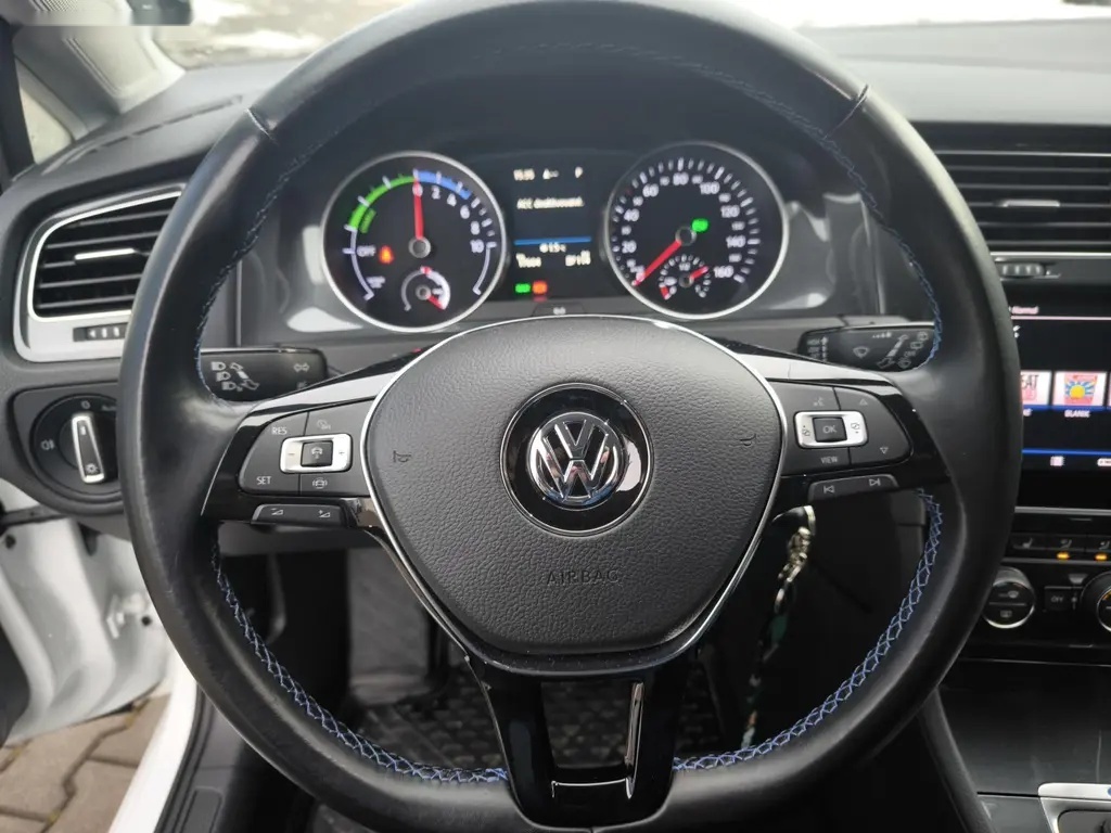 Volkswagen e-Golf - 18
