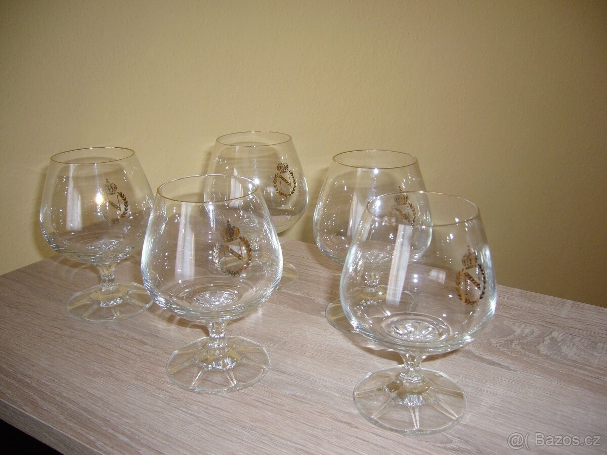 Různé hrnky a skleničky. - 18