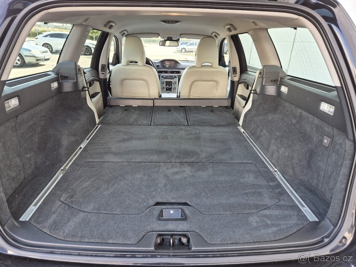 VOLVO V70 D4 120KW 5-VÁLEC 1.MAJ XENON KŮŽE TAŽNÉ. ALU - 18