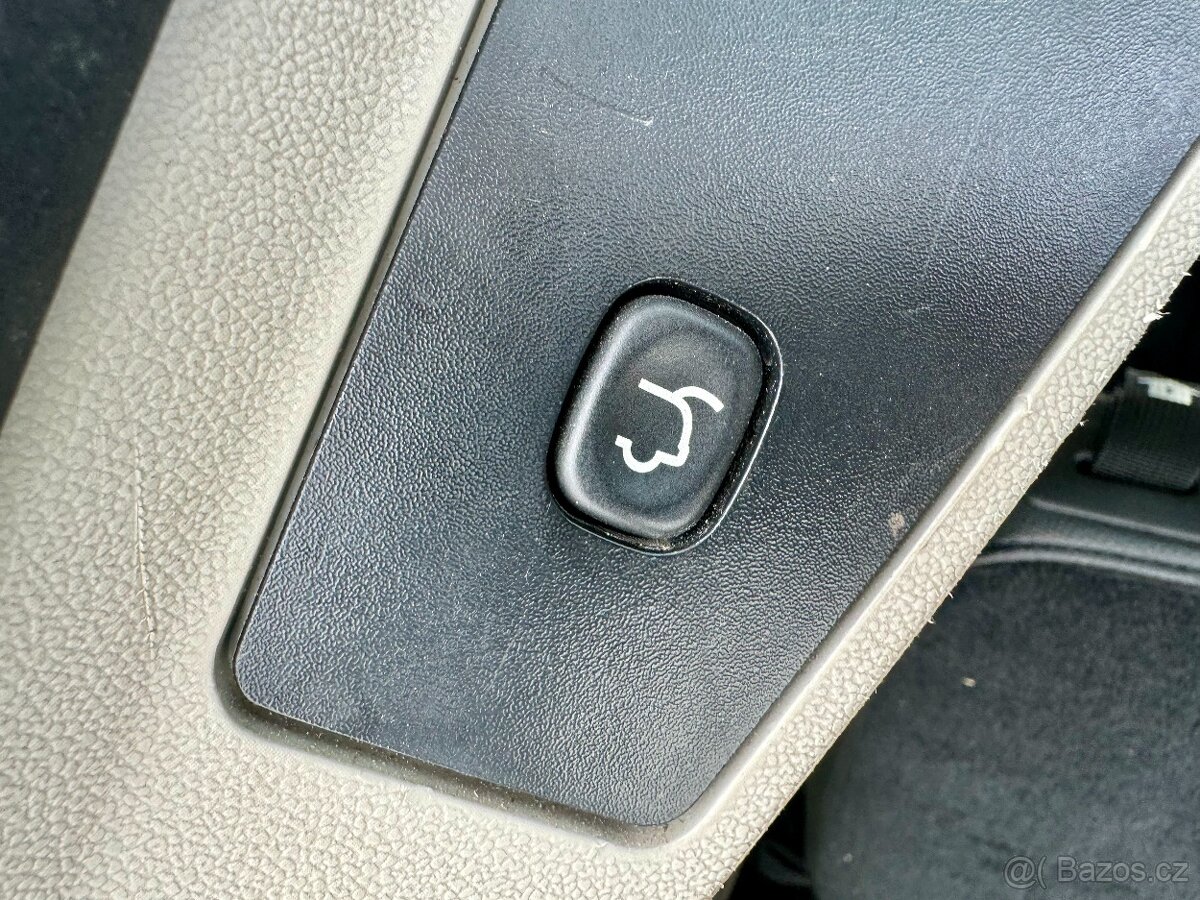 LANCIA VOYAGER 2.8CRD GOLD STOWnGO 7 míst - 18