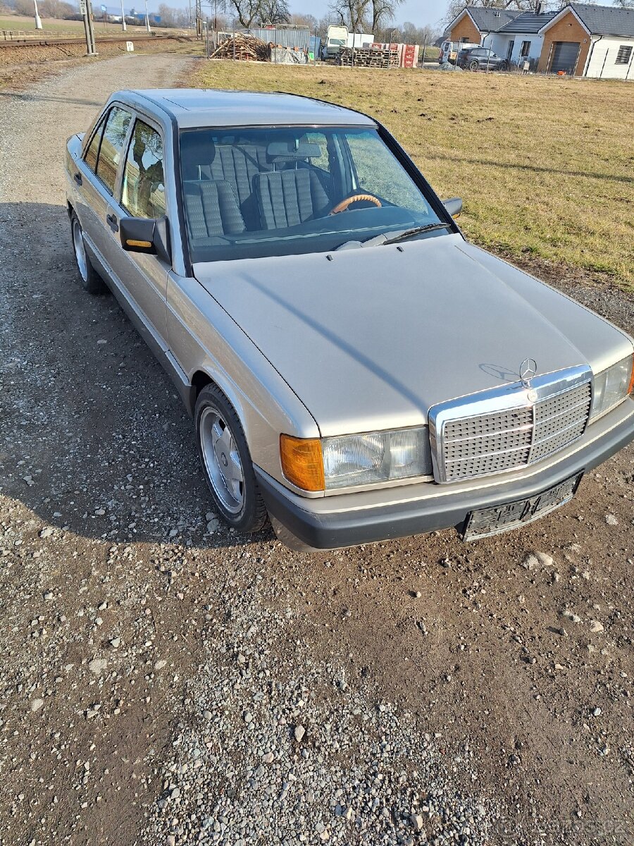 Mercedes 190E W201 - 18