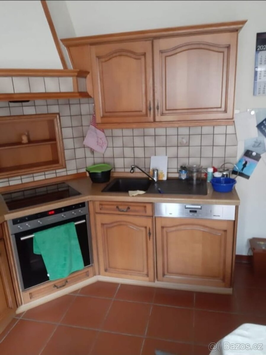 Masivní kuchyňská linka bez spotřebičů - 18