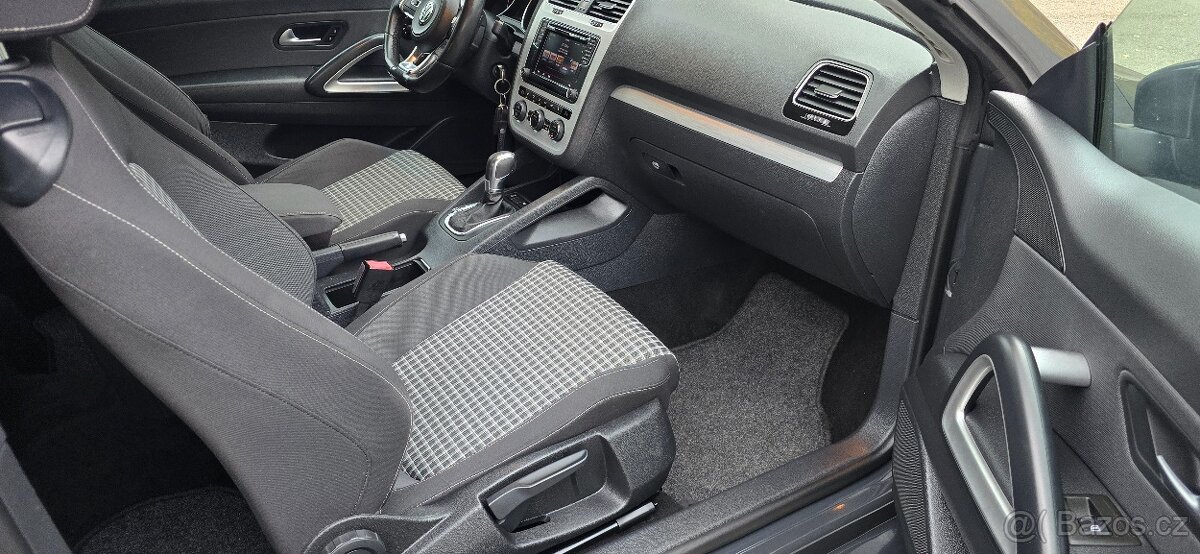 VW Sicirocco 2.0 TDI 110kw Dsg R-line interiér - 18