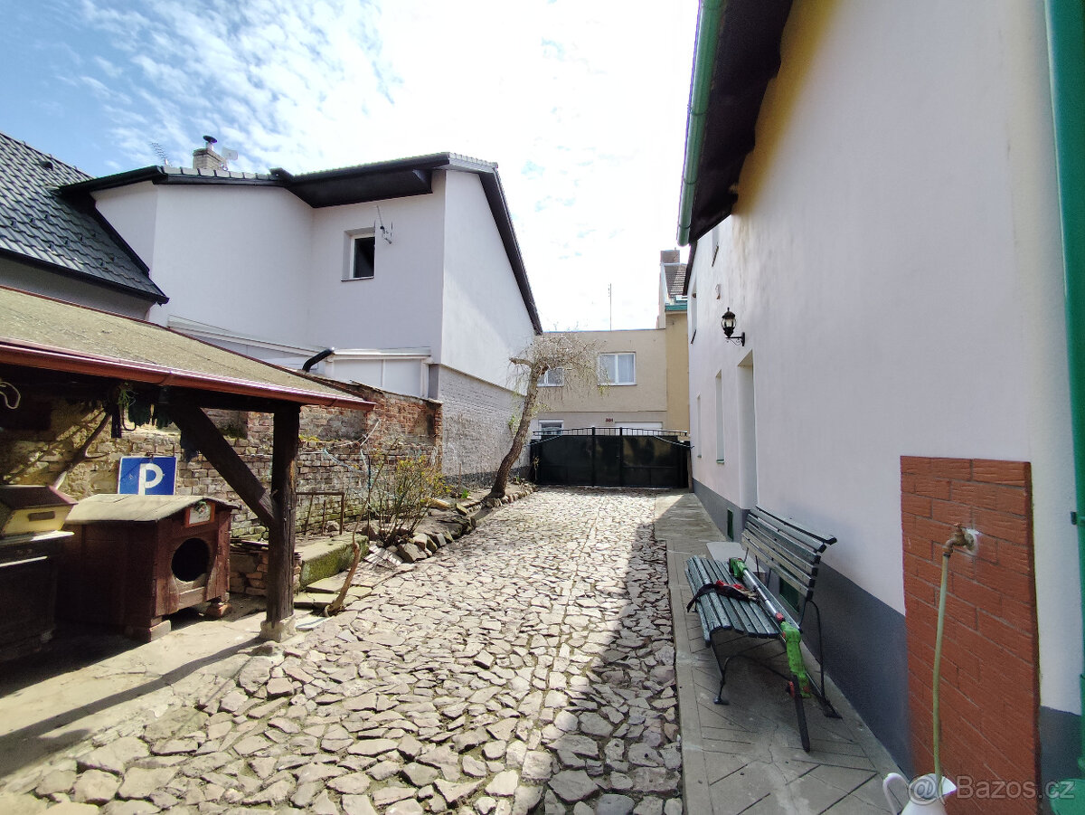 prodej 1/2 Domu + velká zahrada a garáž k tomu. - 18