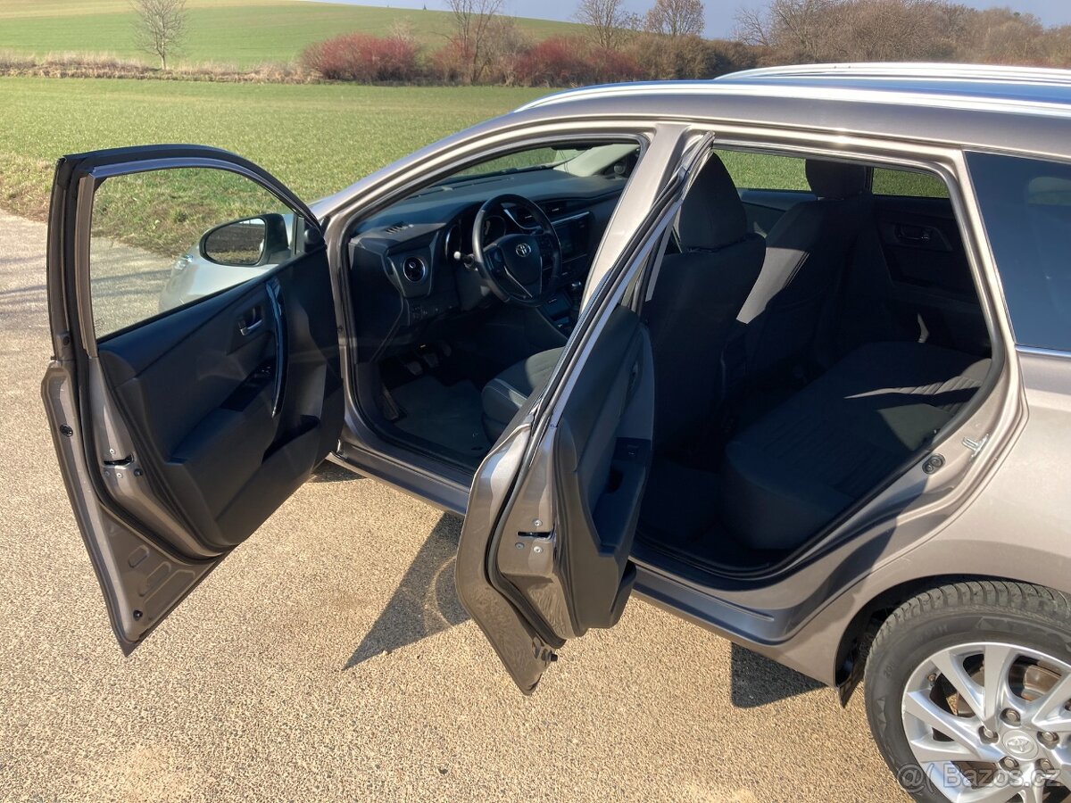 Toyota Auris 1,6 D kombi 82 KW - 18