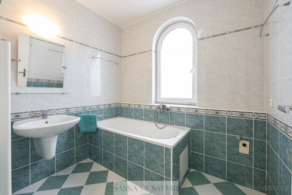 Prodej světlého 2+kk 54m2 s garážovým stáním , 2x sklepem, v - 18