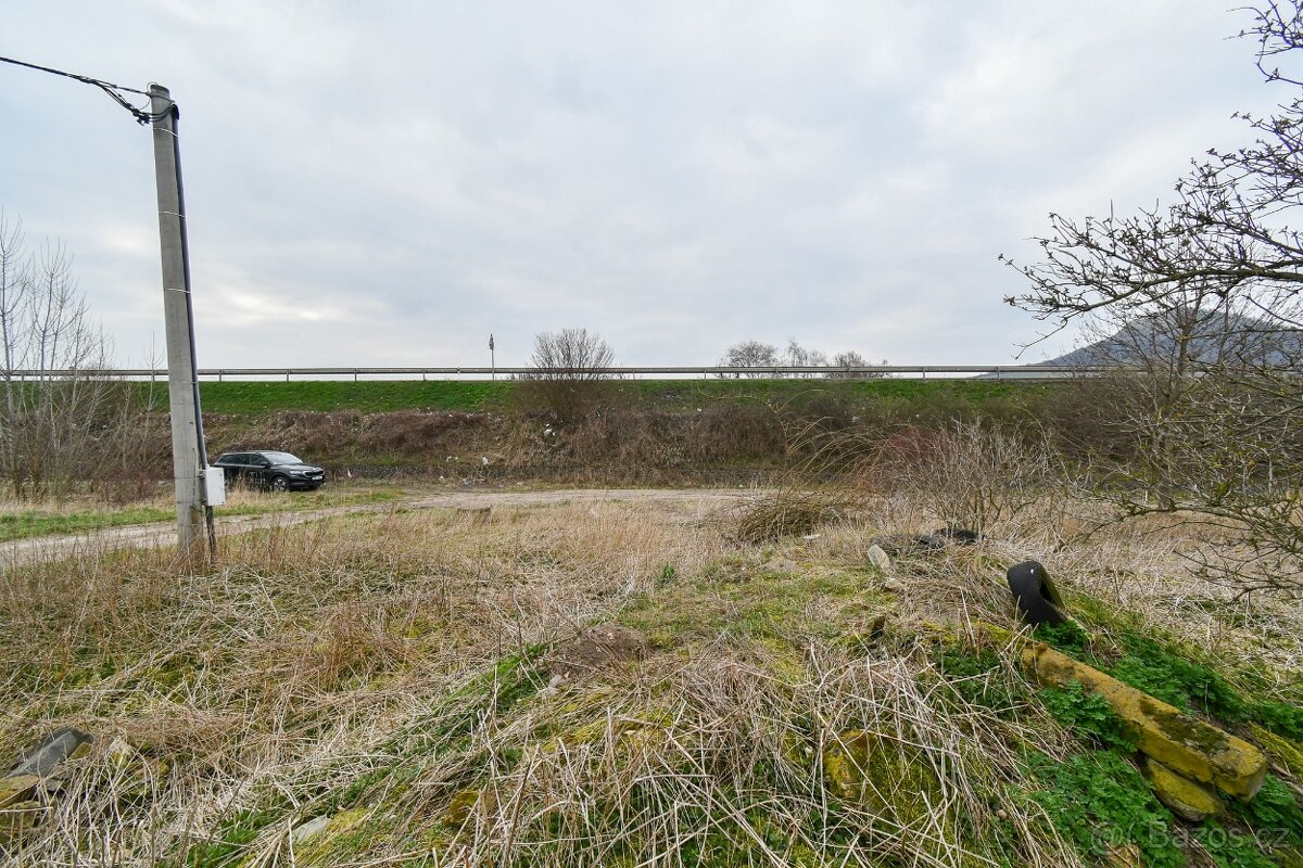 Malý pozemek u silničního přivaděče - 18