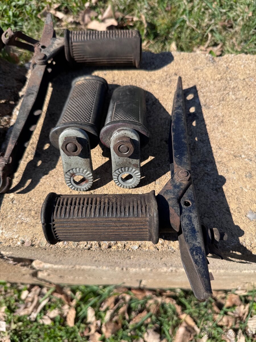 Jawa ČZ kývačka, ČZ - stupačky - 18