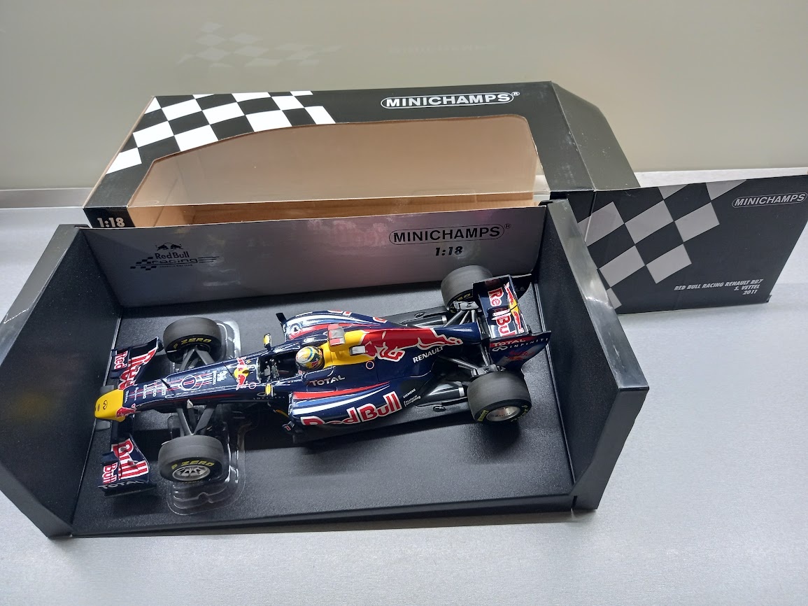 2X F1 RED BULL RB6 2010 a RB7 2011 VETTEL MINICHAMPS 1:18 - 18
