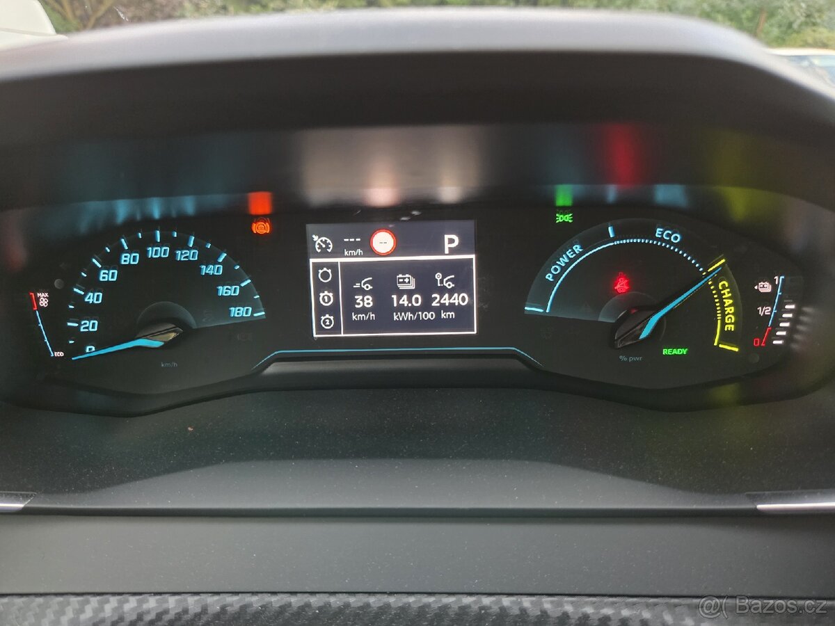 ZÁNOVNÍ PEUGEOT e2008 ALLURE 100kw naj.15.900km SoH 95% - 18
