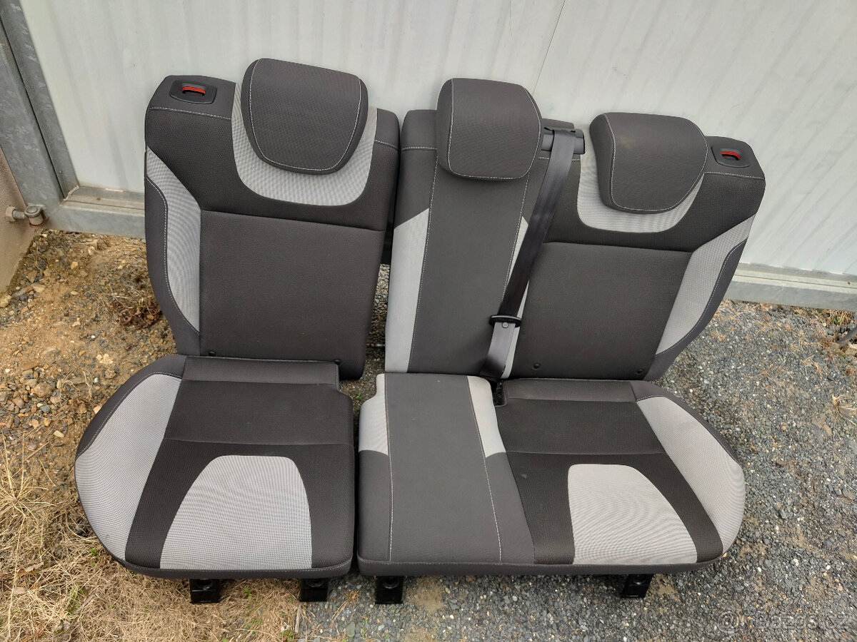 Sedačky, tapeci, koberec... Focus III - 18