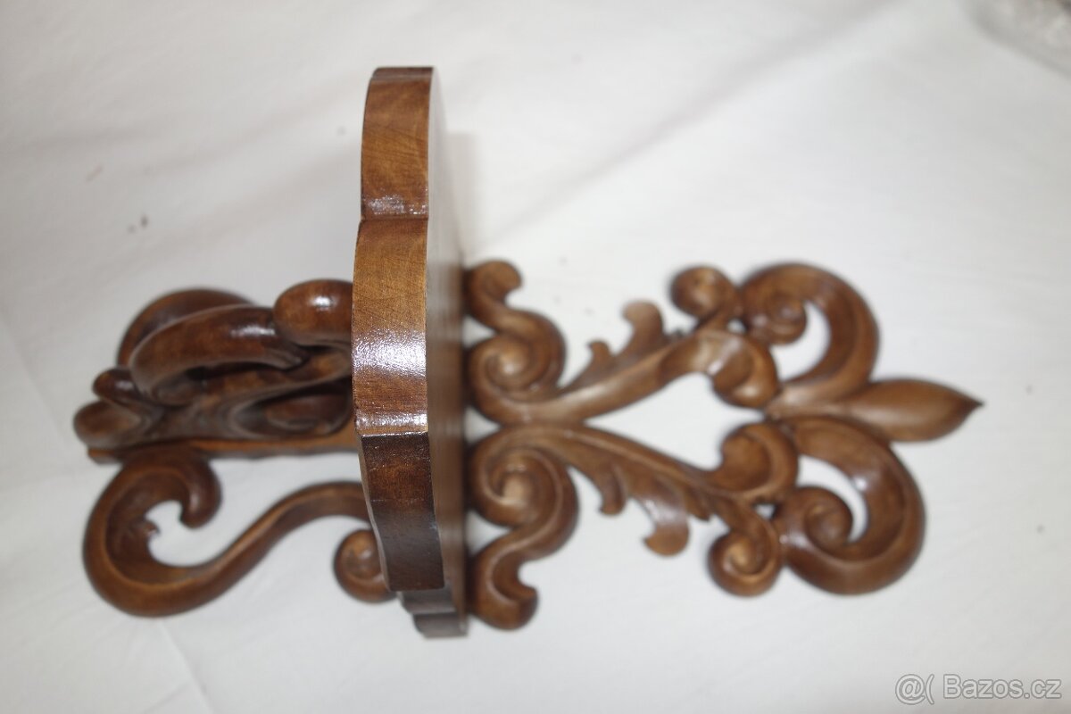 Vyřezávaná skříňka, vyřezávané poličky, podstavce na květiny - 18