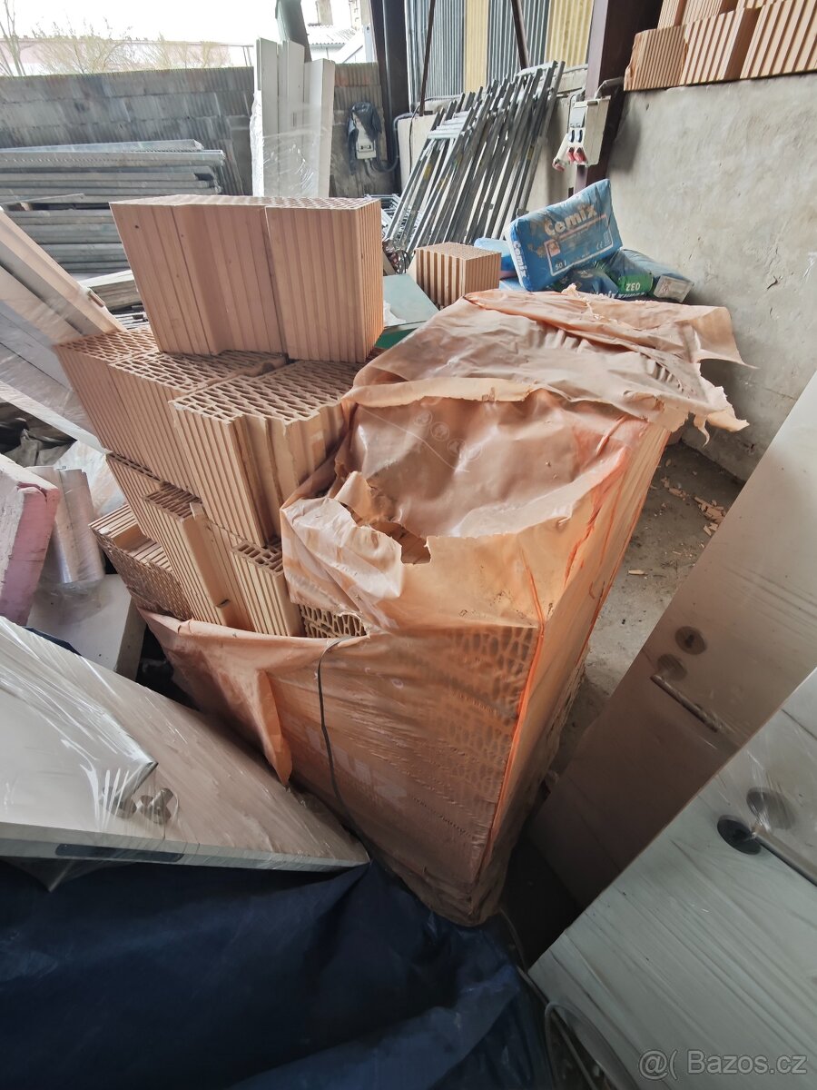 Stavební materiál – střešní tašky a další, různé druhy. - 18