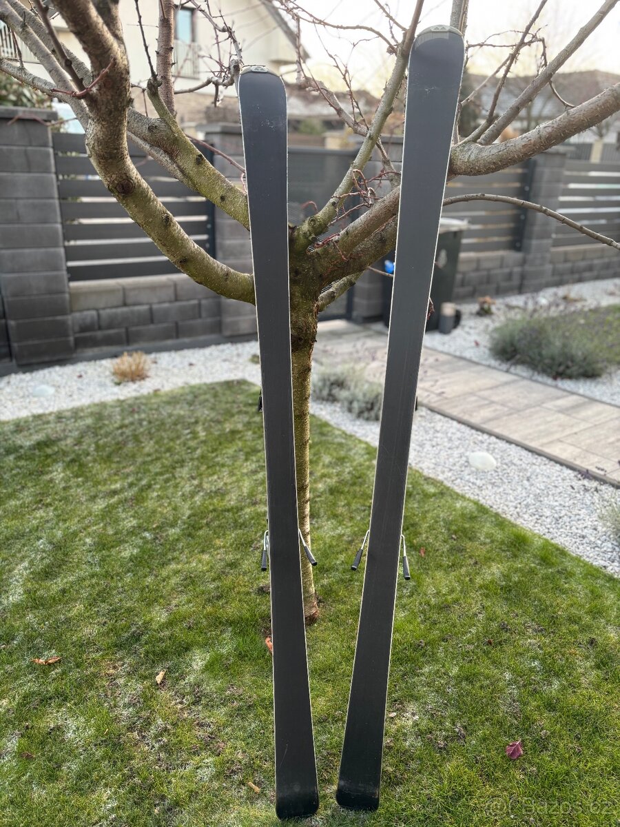 Lyže Fischer, lyžáky Salomon, hůlky, helma a brýle - 18