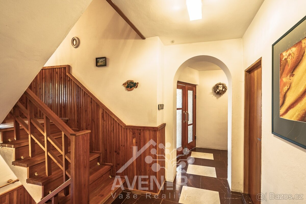 Prodej rodinného domu 5+1 + garáž a další místnosti 193 m², - 18