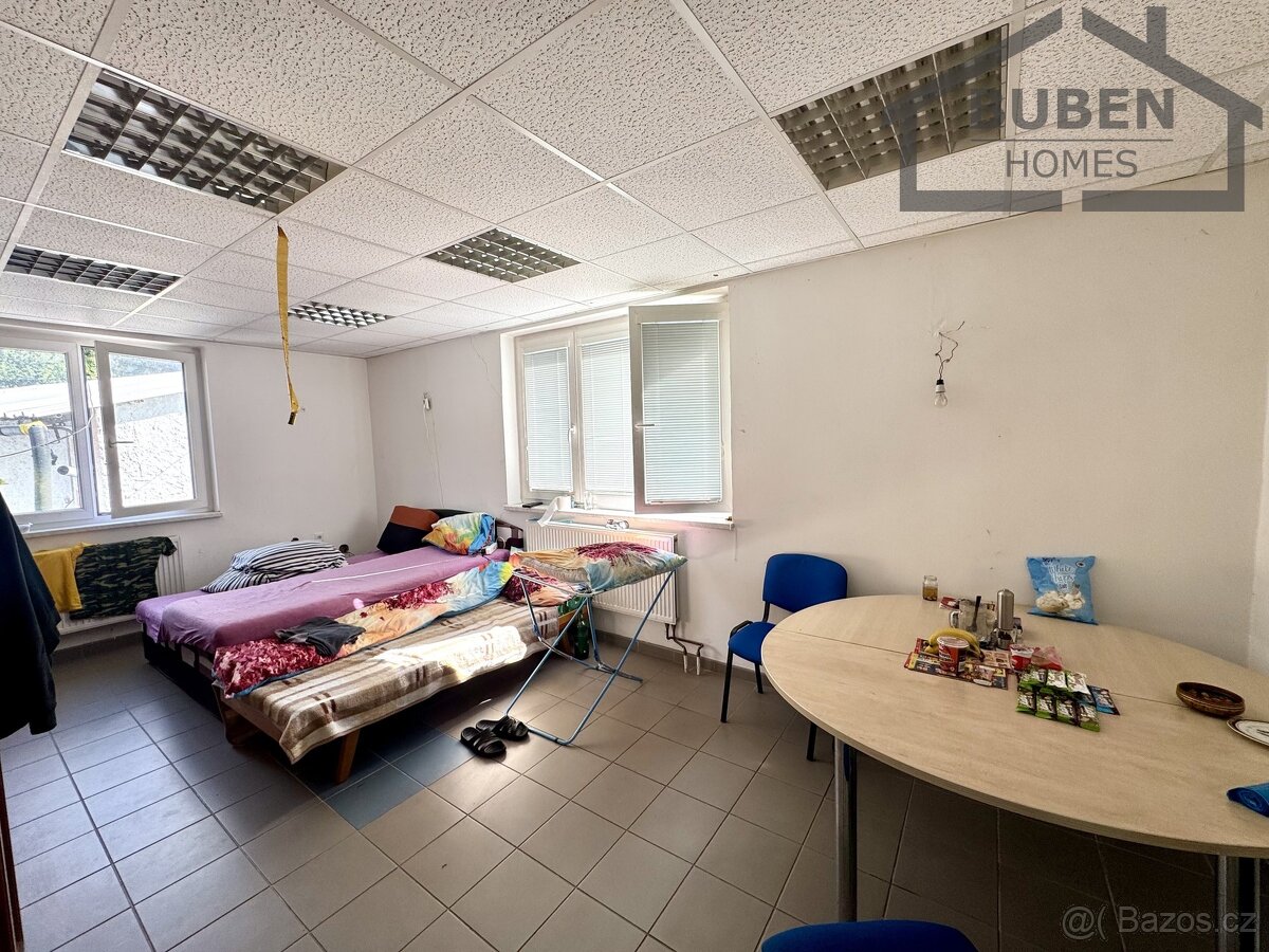 1/2 spoluvlastnického podílu areálu s administrativní budovo - 18