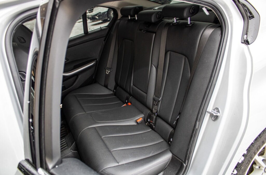 BMW Rad 3 320d Advantage A/T RWD - 18