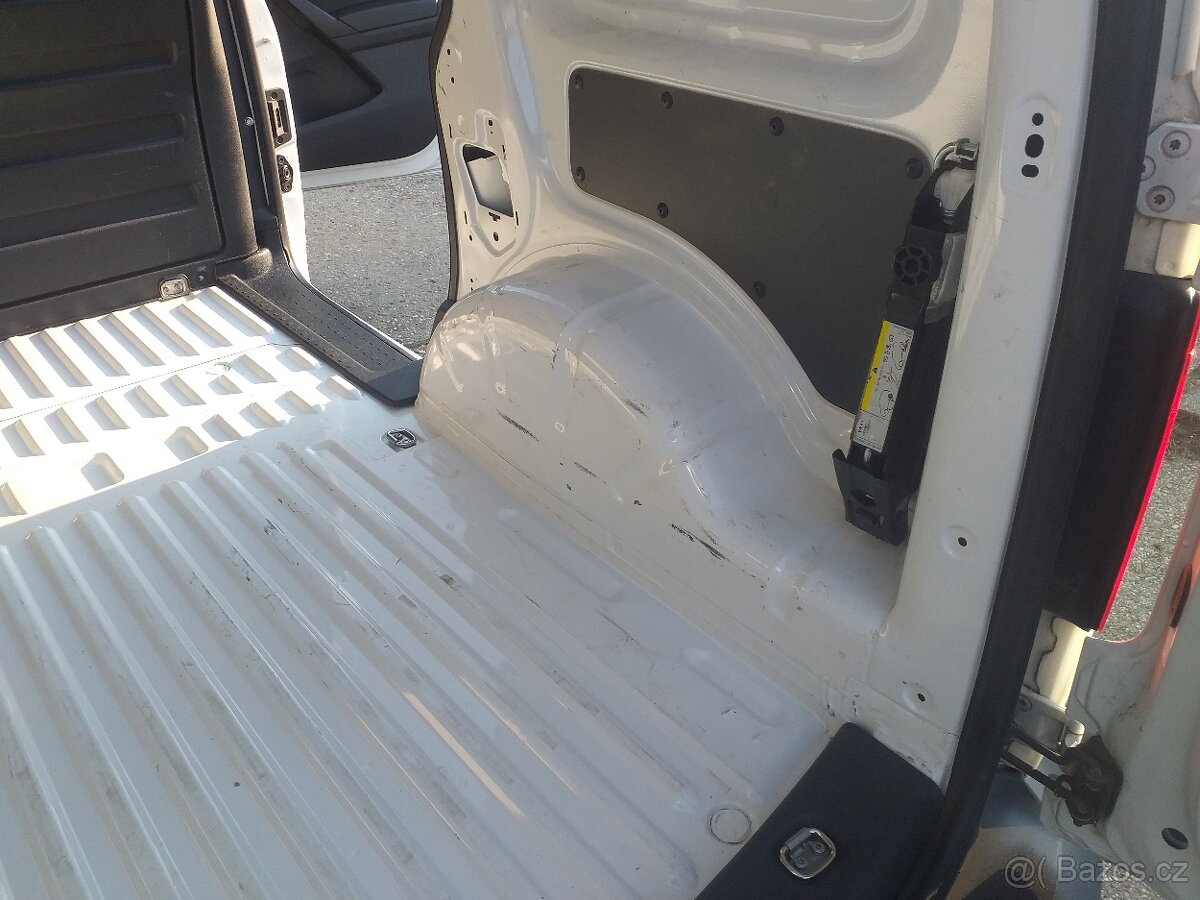 VW CADDY 2,0 TDi,KLIMA,ESP,ABS,ČR,SERVISKA - 18
