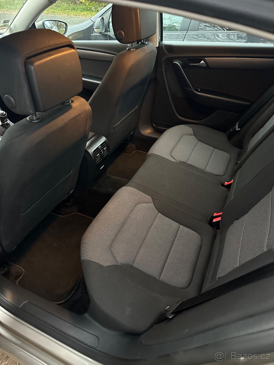 VW Passat B7 2.0 TDI 103 kw Sedan manuál 2 majitel - 18
