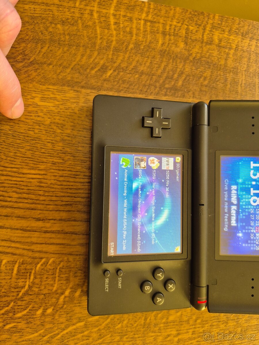 Nintendo DS Lite s příslušenstvím. - 18