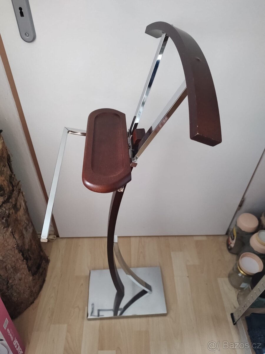 Sluha věšák hezký stav - 18