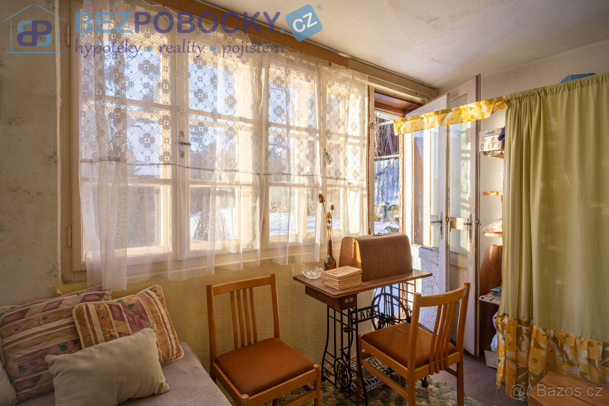 Prodej rodinného domu 3+1 a samostatné stavební parcely, Vel - 18
