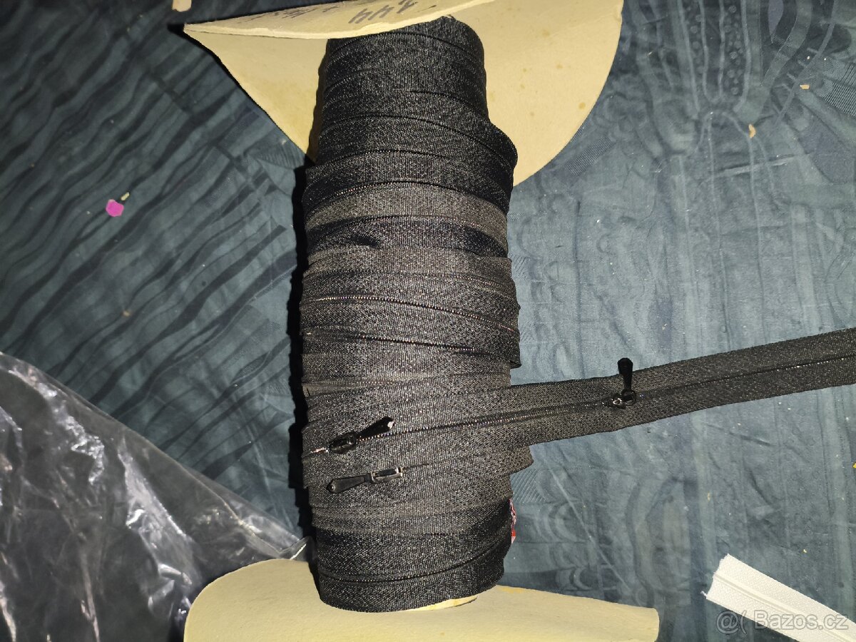 Prodám levně značkové zipy, plastová spirála, stanové - 18