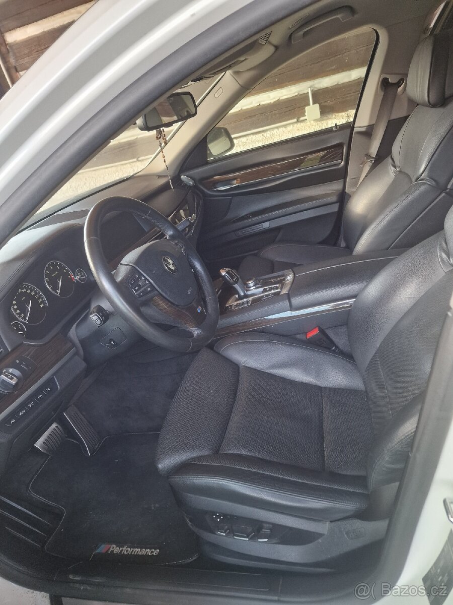 BMW 750i 4.4 V8 bi-turbo F01 2009 - 18