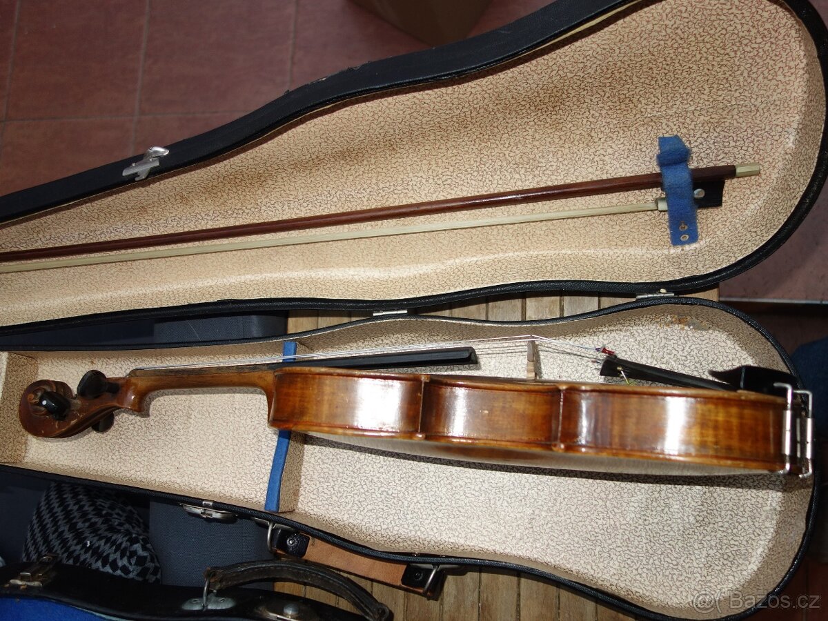 Dvoje housle, cena je dohromady - 18