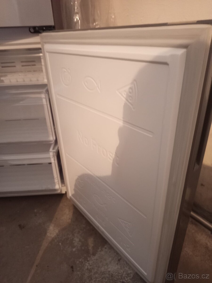 lednička, pračka, skříně - 18