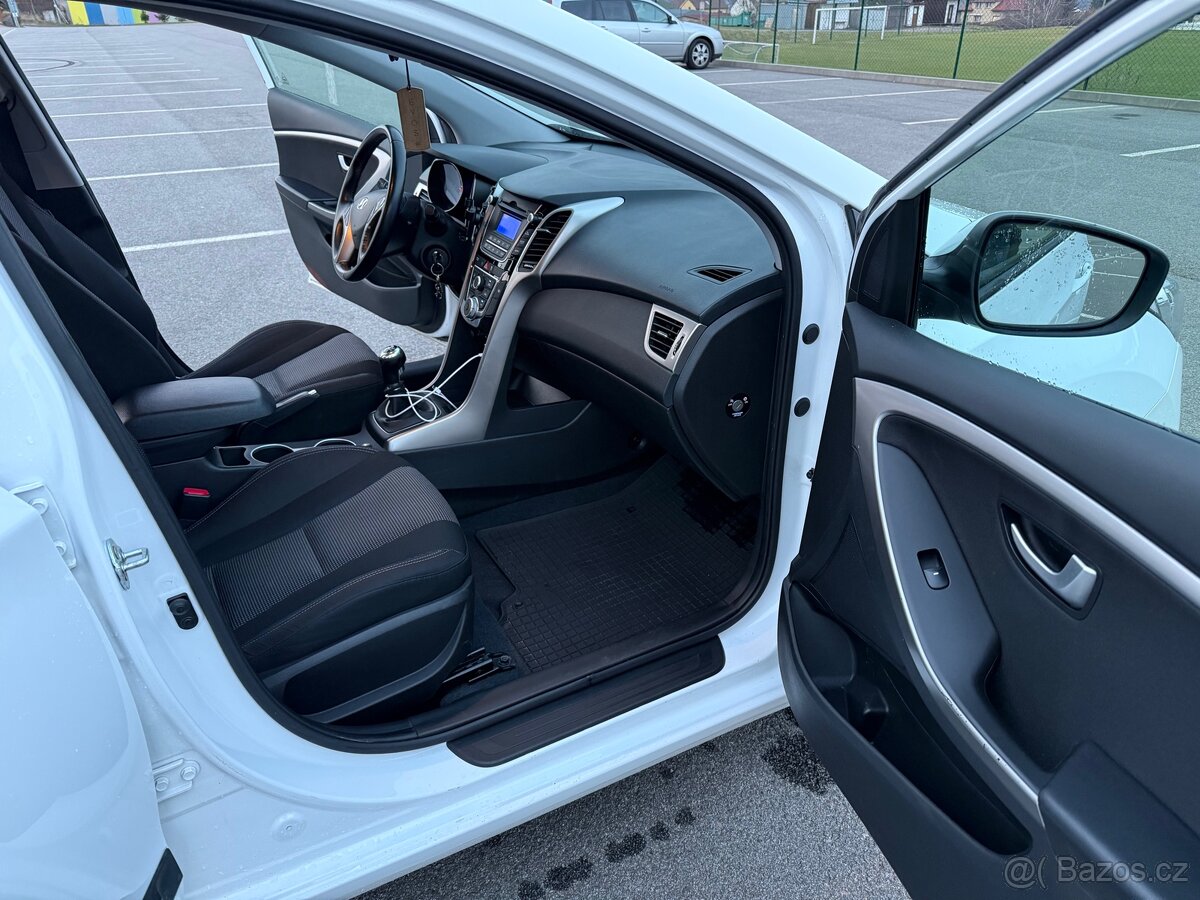 Hyundai i30 kombi 1.6 crdi - nafta, kupován v ČR, super stav - 18