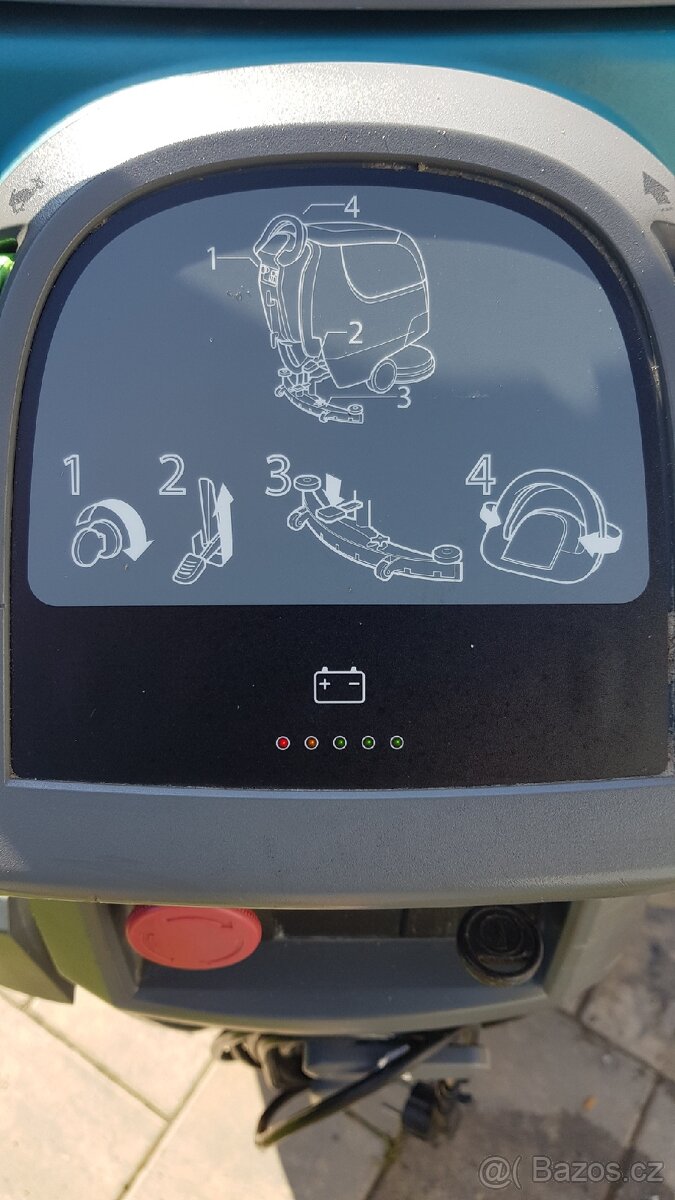 Podlahový mycí stroj TENNANT T300e - 18