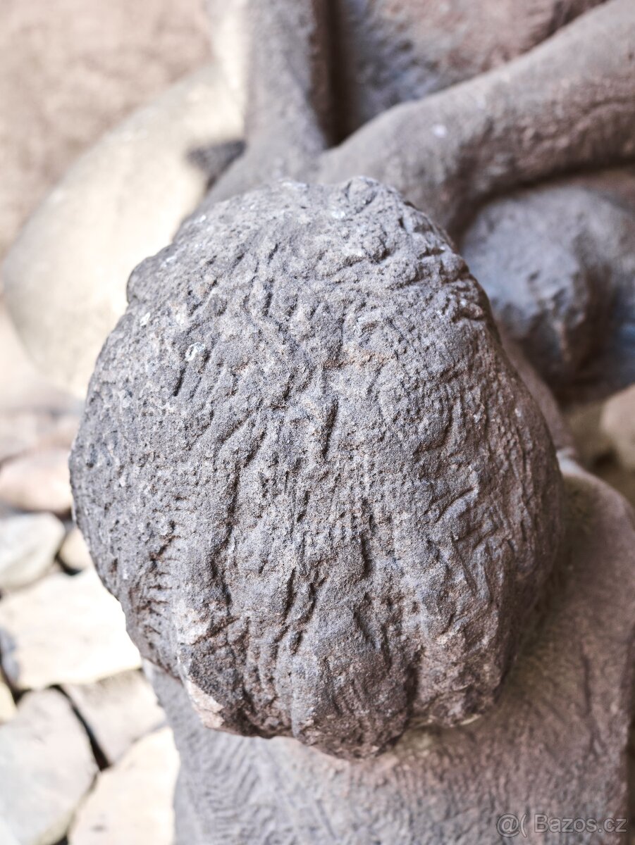 Obří pískovcové sousoší „Matka s dítětem” z období první rep - 18