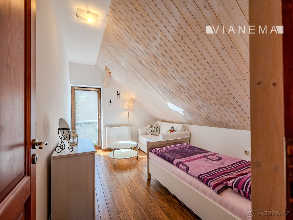 POUZE U NÁS Výjimečný rodinný dům, pozemek 973 m2, Makov - 18