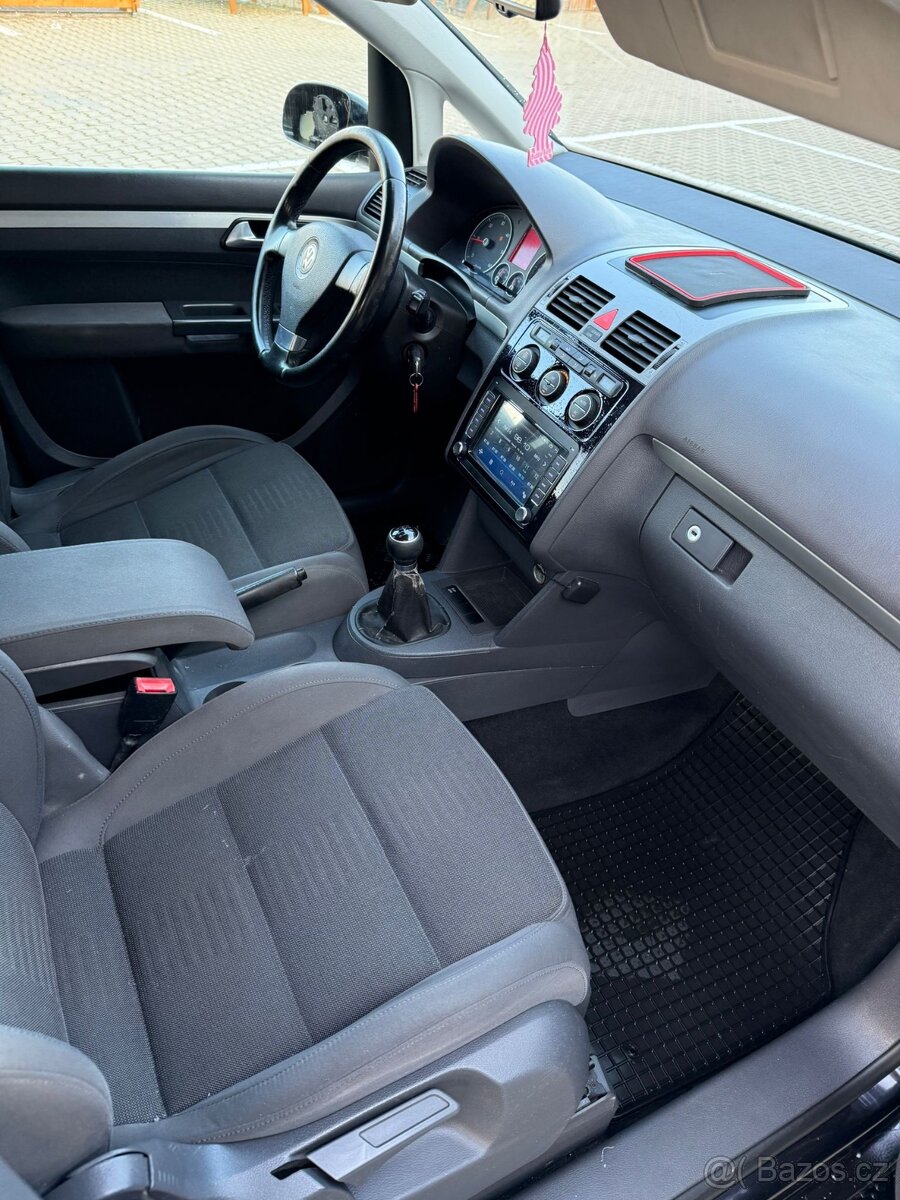 Volkswagen Touran 2.0 TDi FACELIFT MOŽNO NA SPLÁTKY - 18