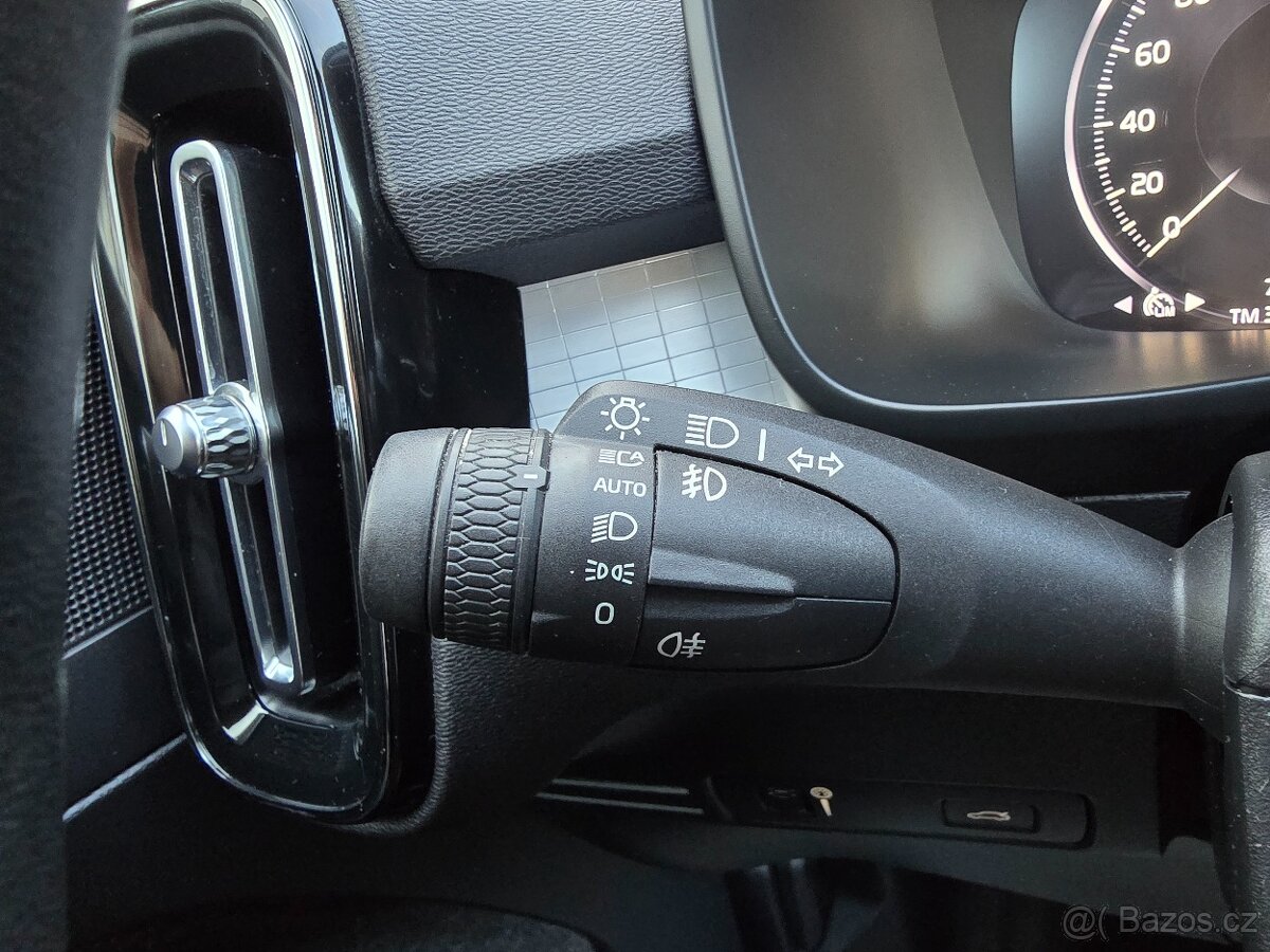 VOLVO XC40 2,0 182kW T5 AWD MOMENTUM Auto ČR 2019 LED + KŮŽE - 18
